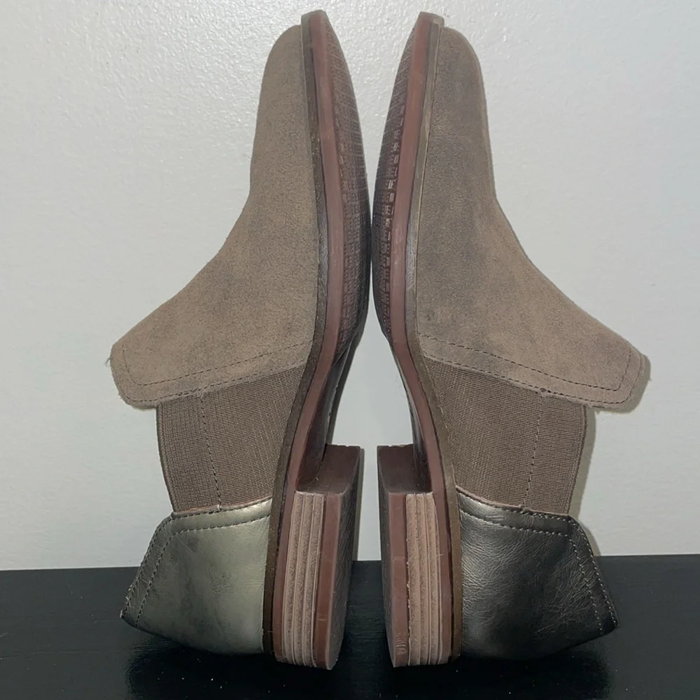 Clarks Women's Camzin Step Loafer.‎ Dark Olive & Tan Combination.  Size 7